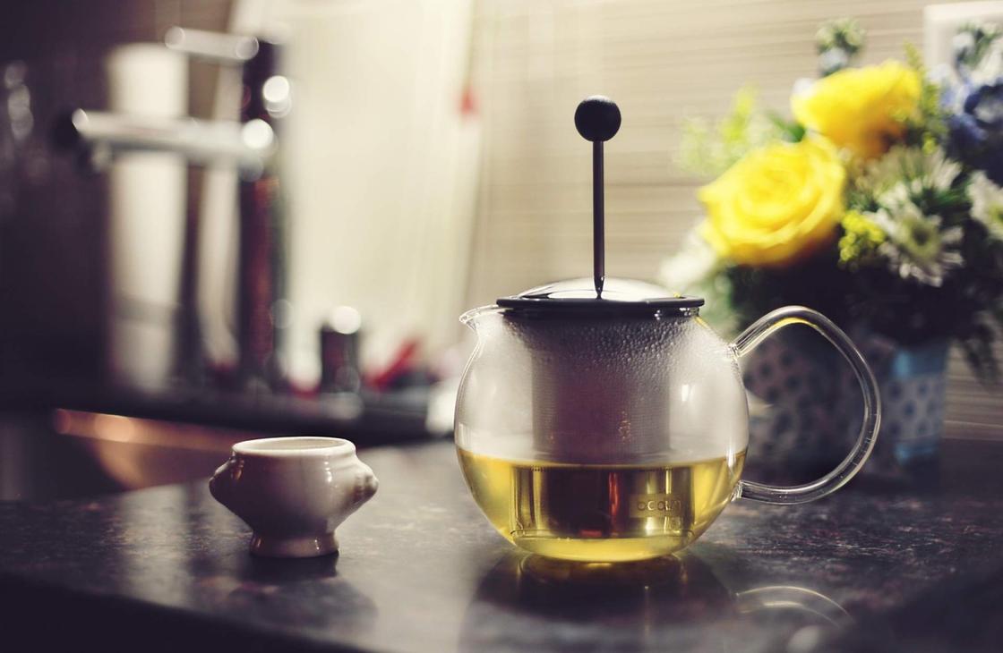 Чайник с чаем и чашка на столе