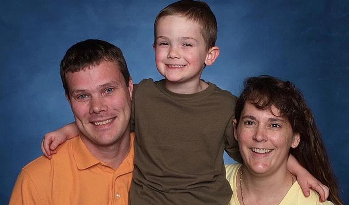 Мальчик, пропавший 7 лет назад после смерти матери, смог сбежать от похитителей