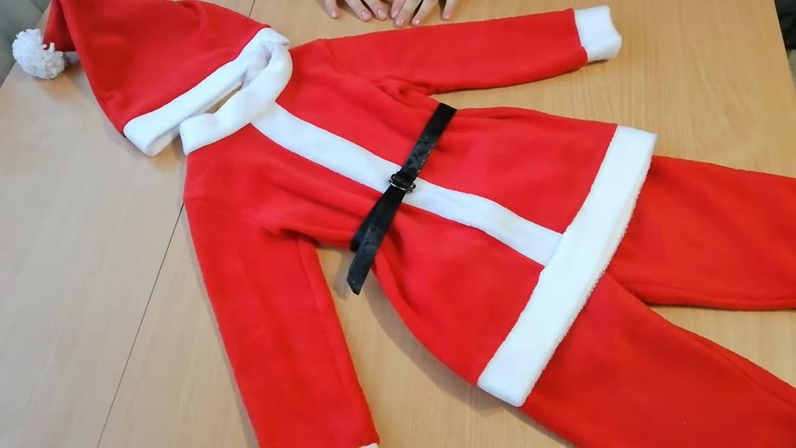 Разложенный на столе детский костюм Санта Клауса