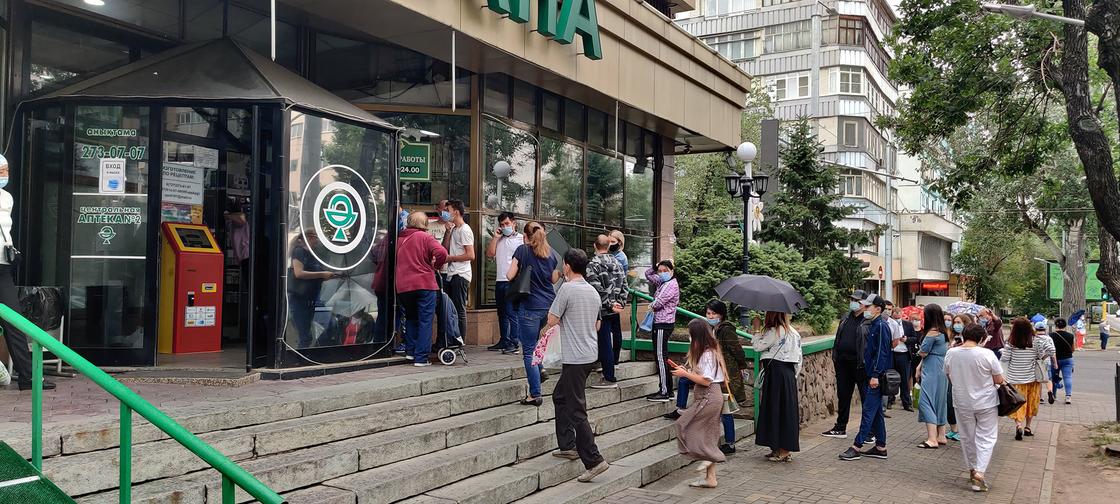 Огромные очереди перед аптеками сняли на видео в нескольких городах Казахстана
