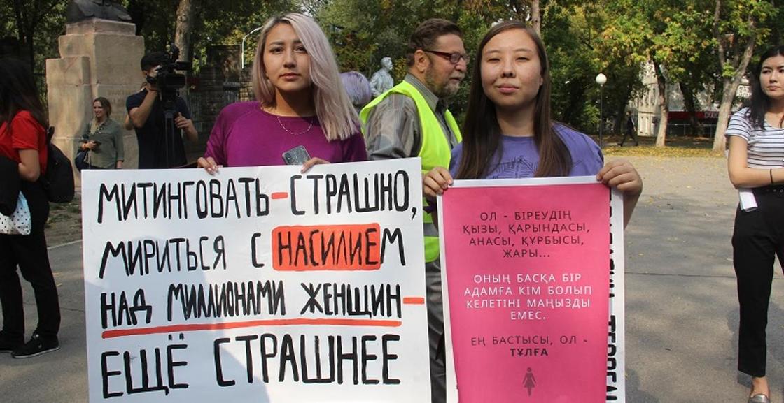 «Все сексисты пусть убьются, феминистки не сдаются»: О чем говорили девушки на митинге