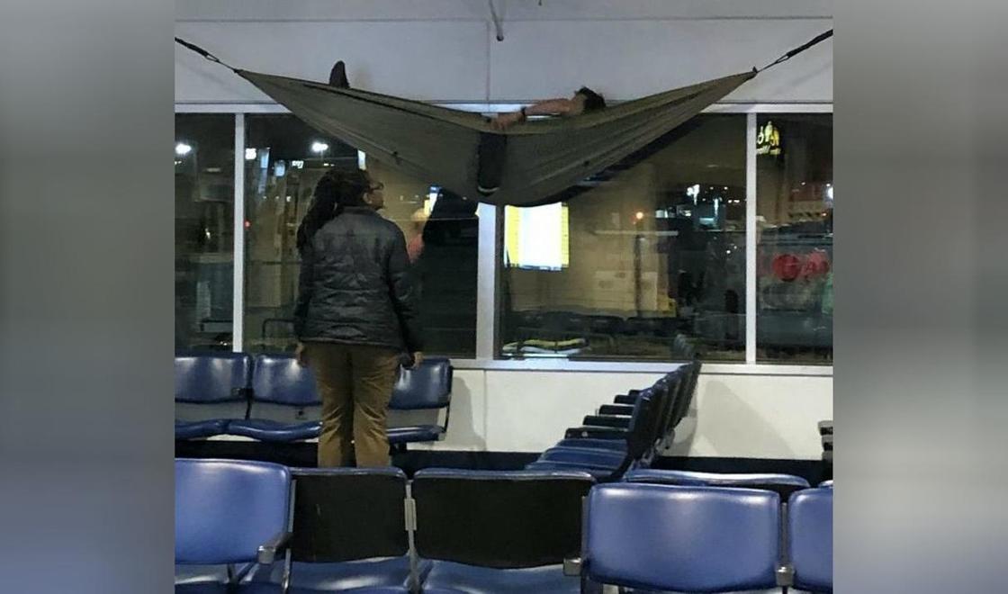 Турист решил отдохнуть в аэропорту и подвесил гамак под потолком (фото)