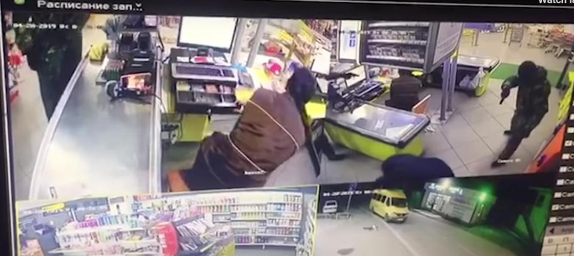 Дерзкое ограбление супермаркета в Бишкеке попало на видео (видео)