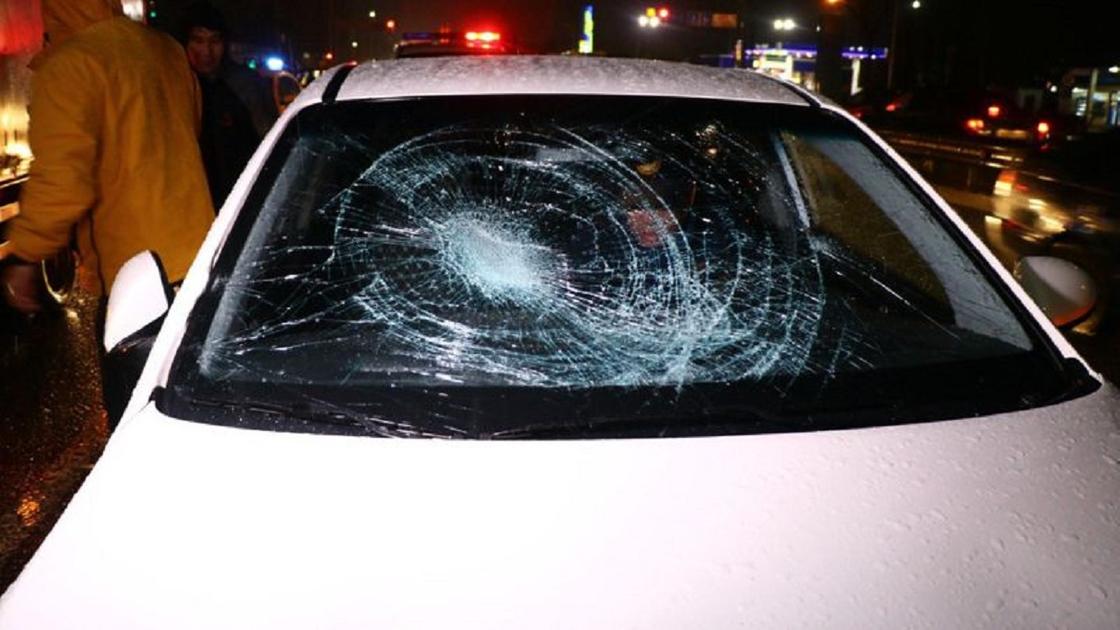 Разбитая машина на дороге в Алматы