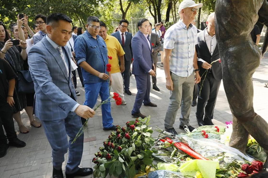 Всегда лежат цветы и не гаснут свечи: ас по Денису Тену прошел в Алматы (фото)