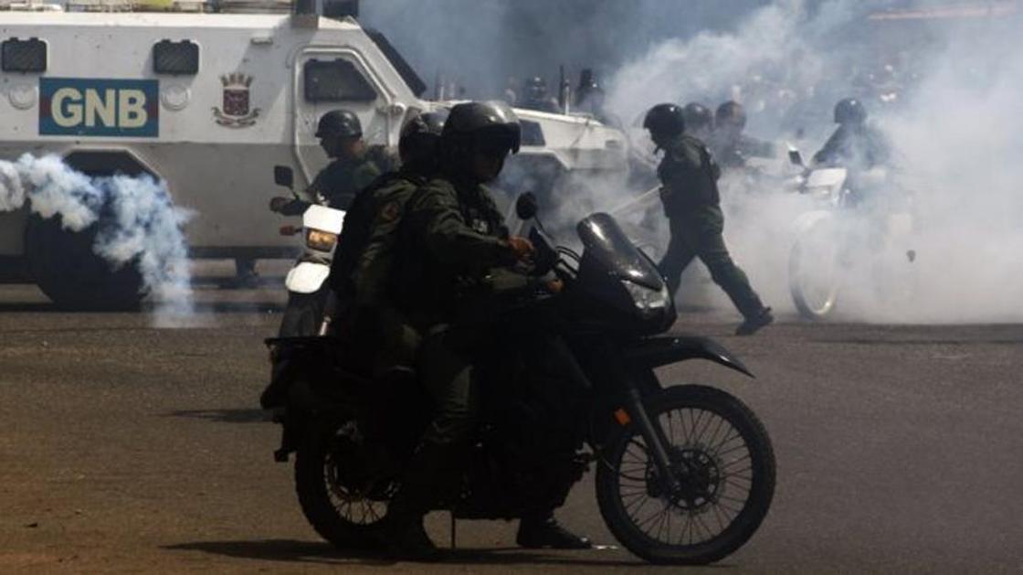 Сожженные машины и стрельба по протестующим. Что происходит в Венесуэле