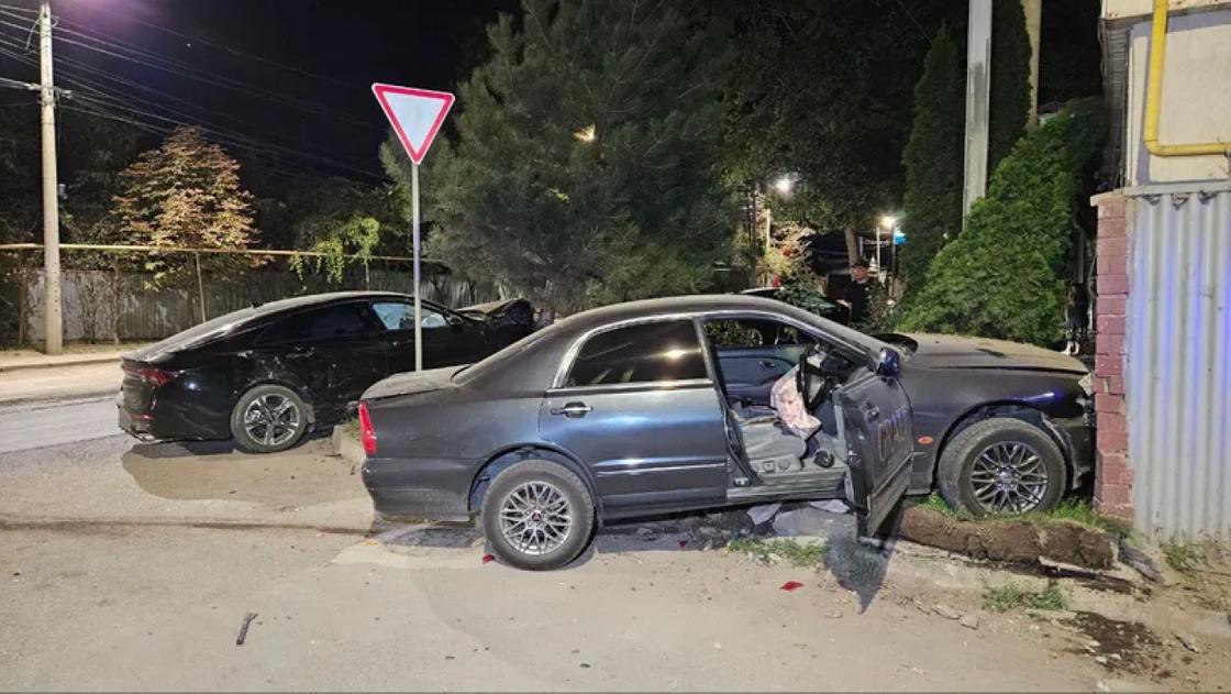 Две машины на месте ДТП