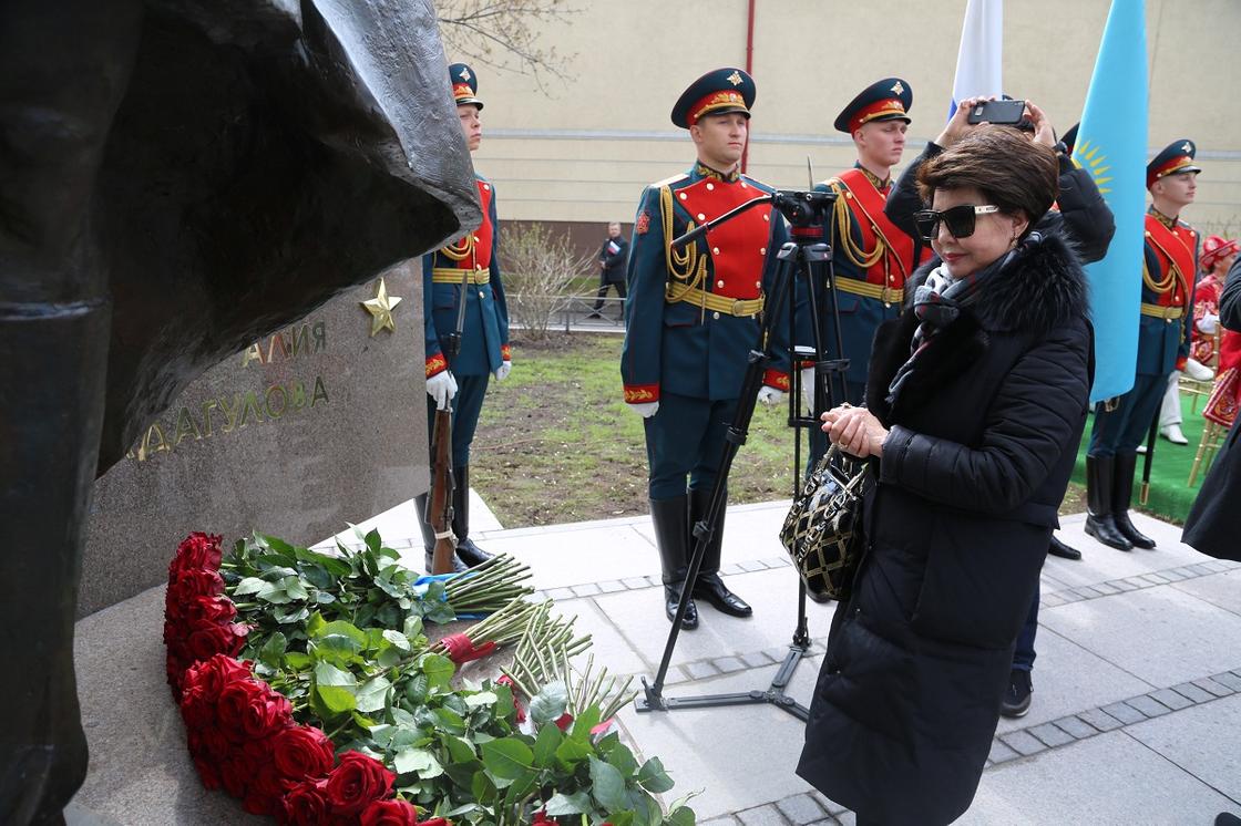Памятник Алие Молдагуловой открыли в Санкт-Петербурге