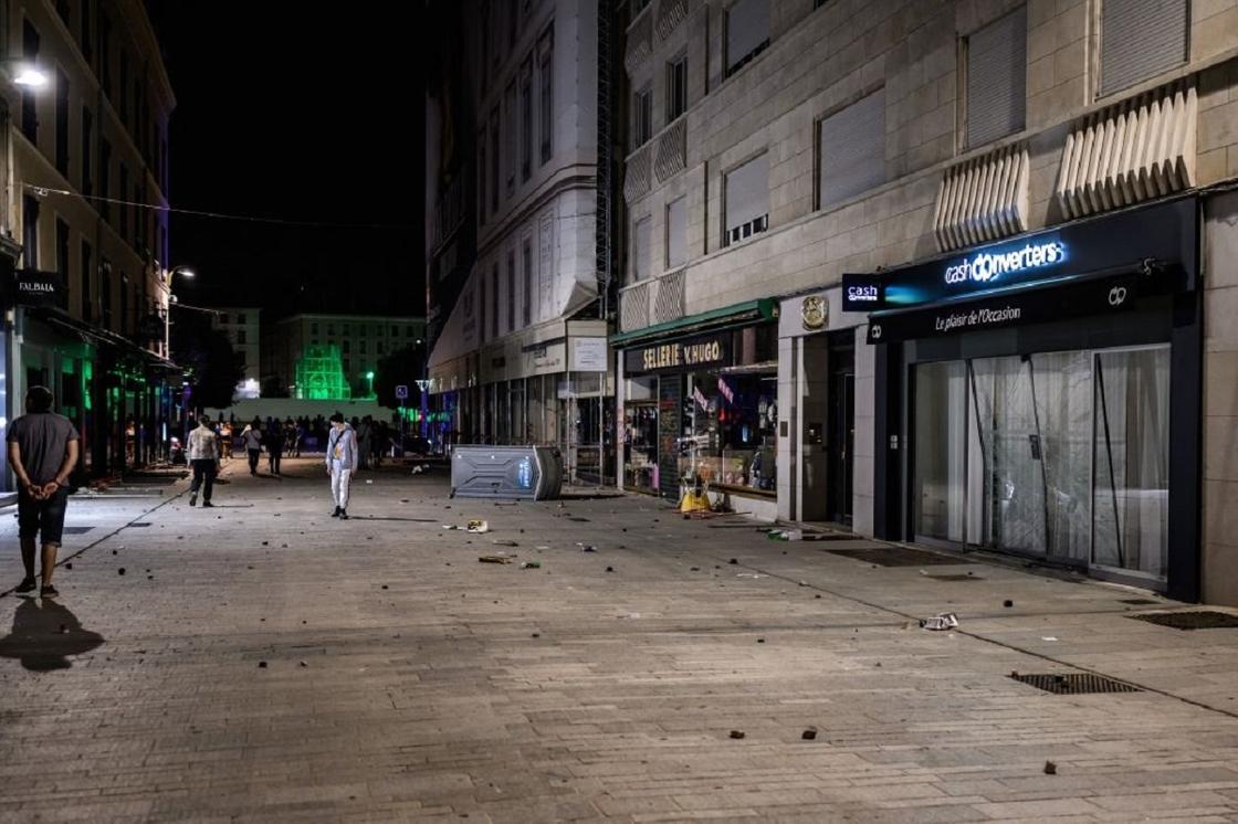 Разбитые магазины и мусор на улице в Лионе