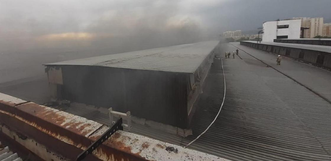 ТРЦ ADK загорелся в Алматы: людей эвакуируют (фото, видео)