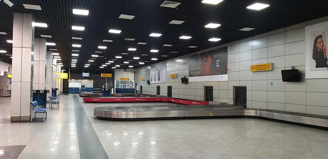 Пустая парковка, безлюдный зал прилета: как выглядит аэропорт Алматы во время карантина