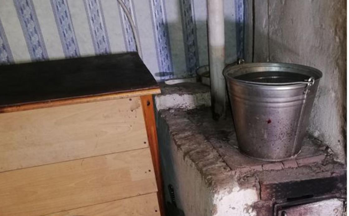 Көпбалалы отбасы кішкене баласы тұншығып өлген қауіпті үйде тұруға мәжбүр Көпбалалы отбасы кішкене баласы тұншығып өлген қауіпті үйде тұруға мәжбүр