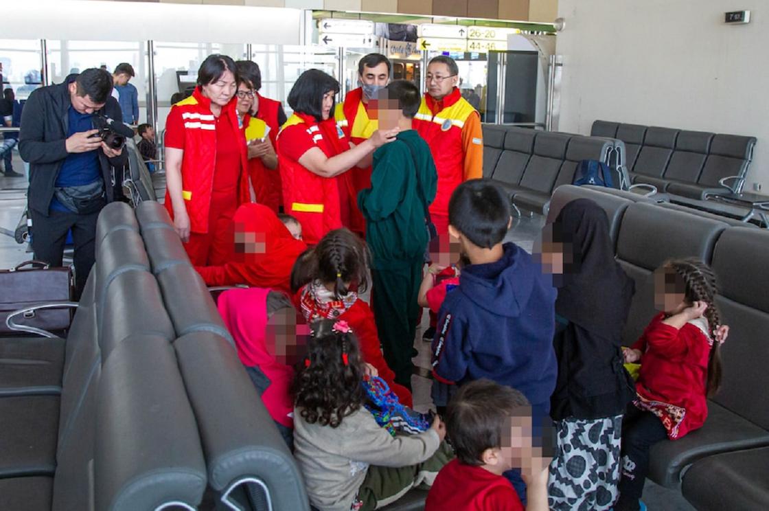 14 детей вернули из Ирака: глава "Красного креста" прокомментировал операцию