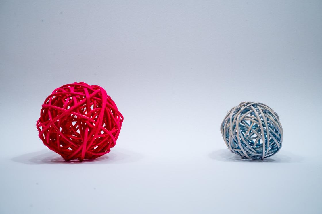 Красный и синий шарик из ротанга