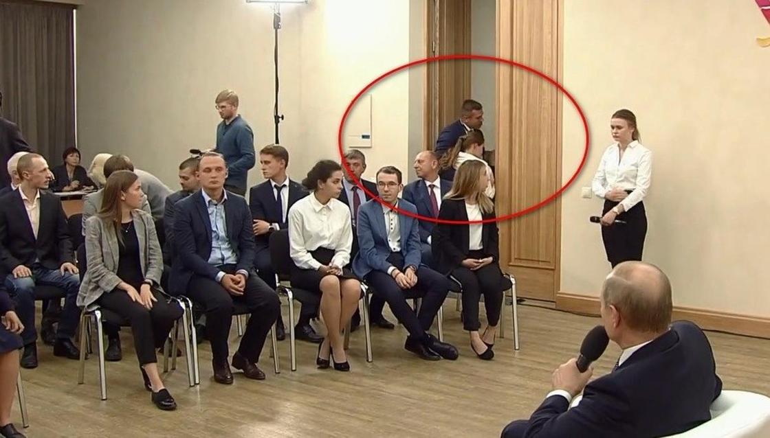 Девушка упала в обморок на встрече с Путиным