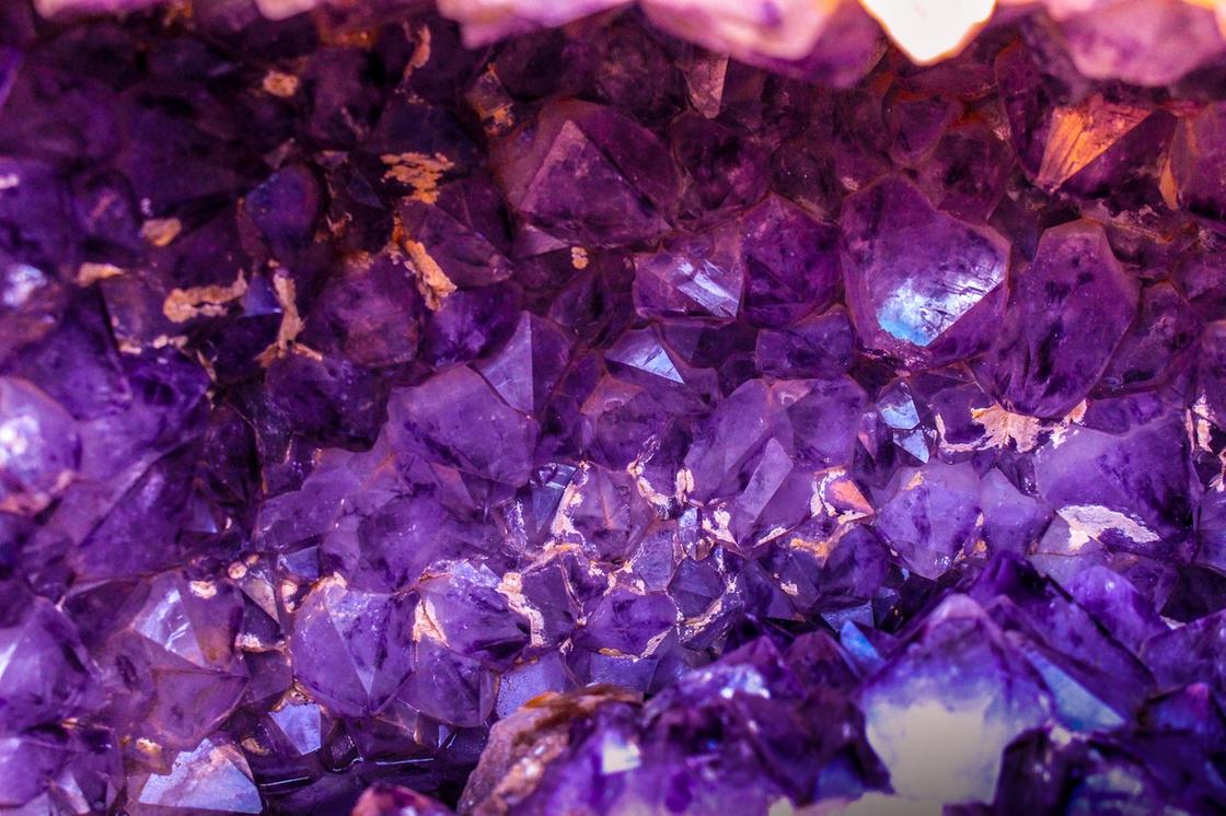 кристаллы пурпурного цвета
