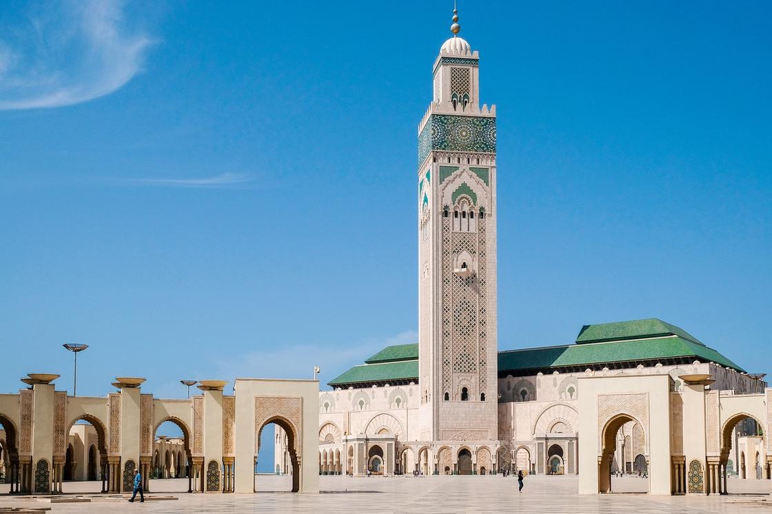 Вид на мечеть Хасана II и площадь перед ней