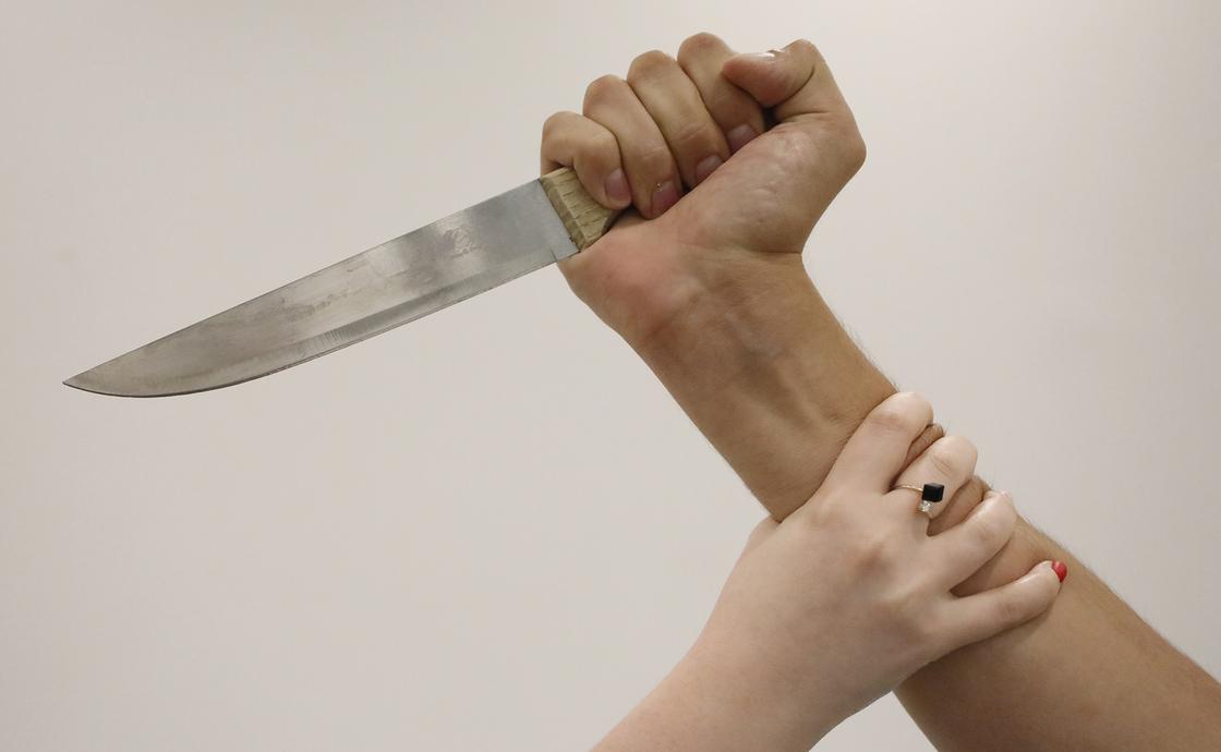 Актюбинские преступники напали на женщину и вонзили ей в спину нож