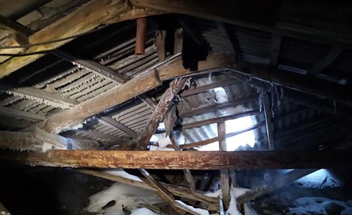 Крыша пятиэтажного дома провалилась под тяжестью снега в Петропавловске