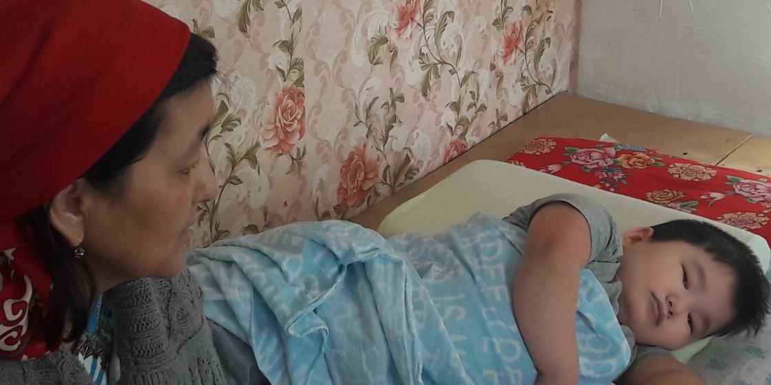 Семья хрустального мальчика из Уральска ищет деньги на операцию