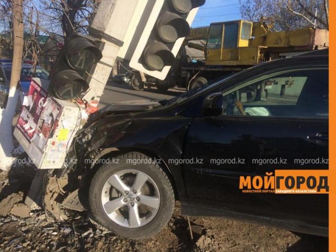 Полицейская машина врезалась в Lexus в Уральске Полицейская машина врезалась в Lexus в Уральске