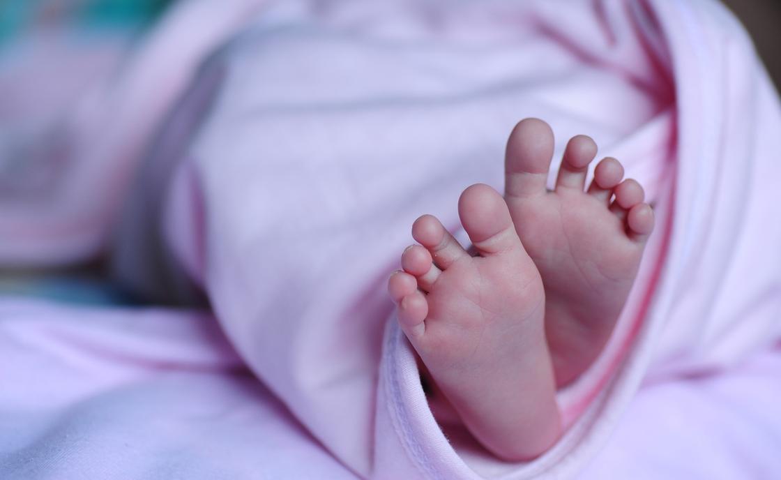 Дело о младенце с "проломленным черепом" расследуется в Костанайской области