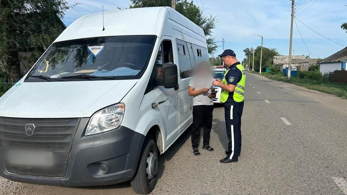 Водитель автобуса и полицейский