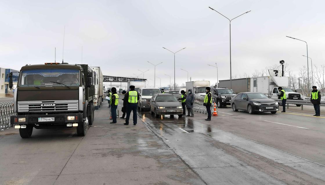 "Надо быть готовыми ко всему": Токаев лично проверил блокпост на въезде в Нур-Султан (фото)