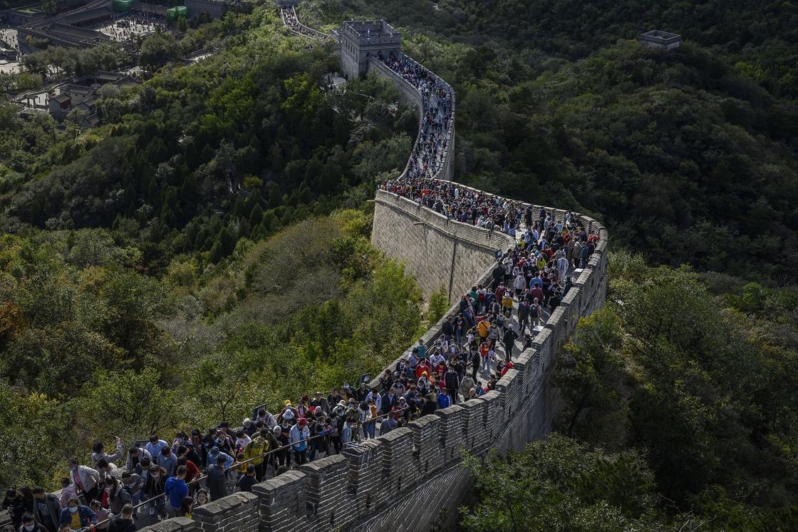 Тысячи туристов на Великой Китайской стене