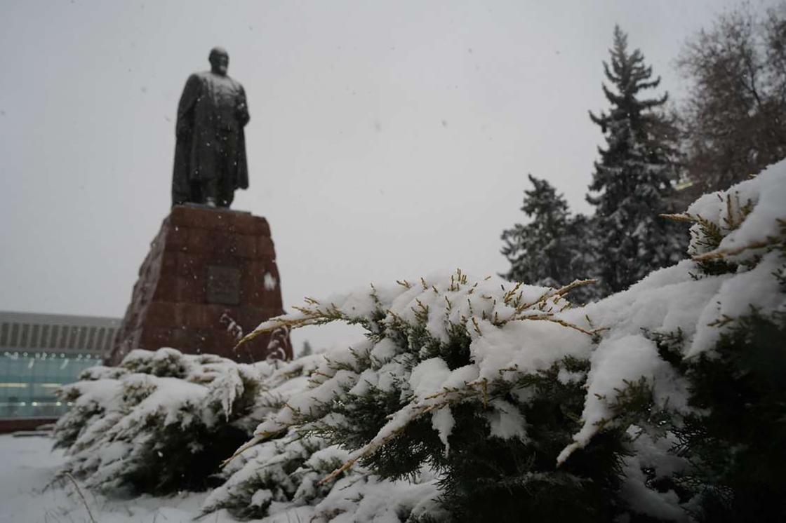 Памятник Абаю Кунанбаеву в Алматы