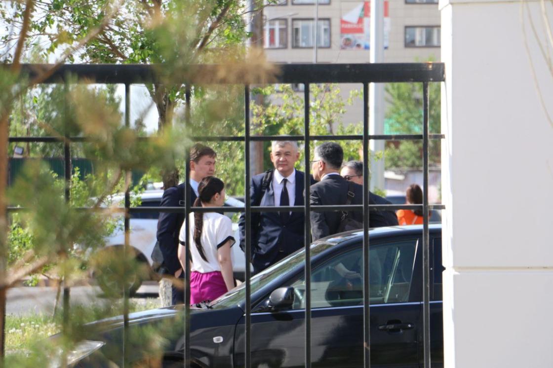 Елжан Биртанов перед зданием суда