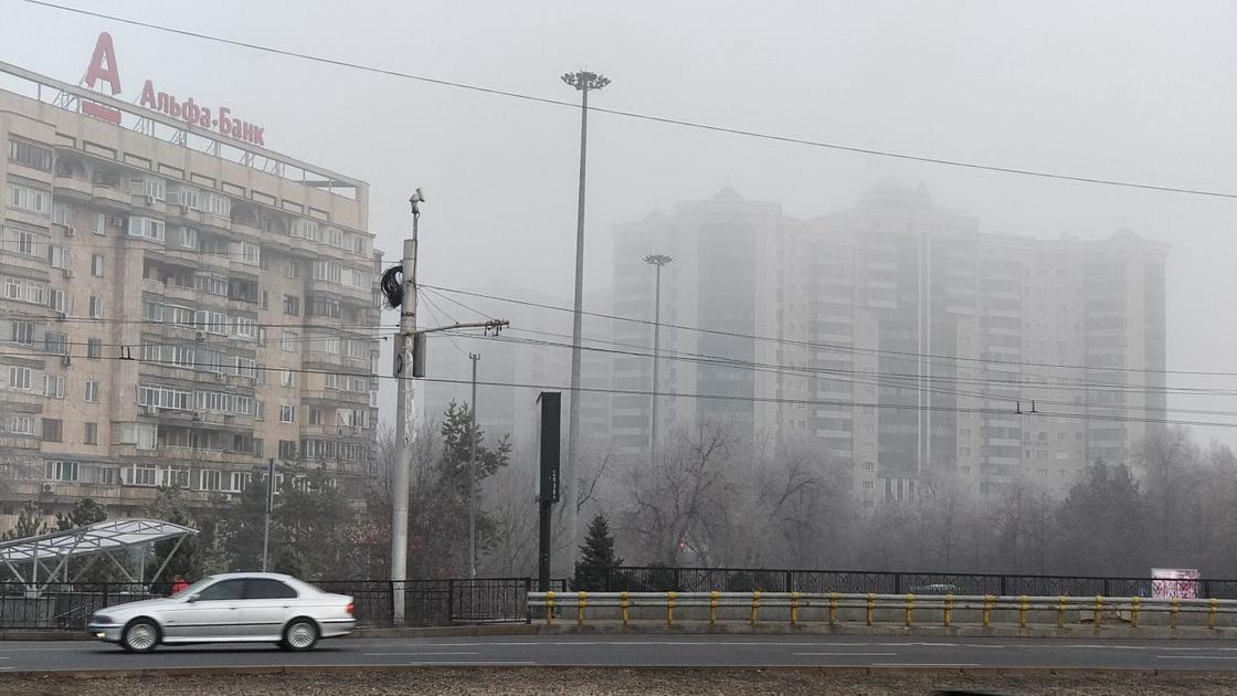 «Чувствую себя, как в фильме ужасов»: несколько дней держится туман в Алматы