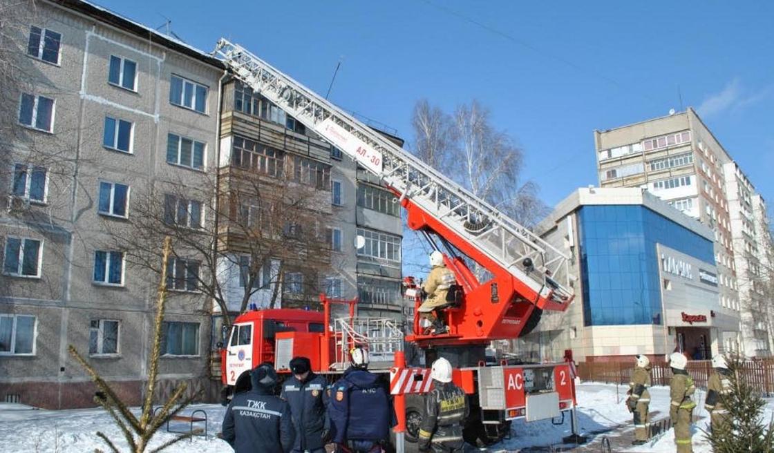 Крыша обрушилась в многоквартирном доме в Петропавловске (фото)