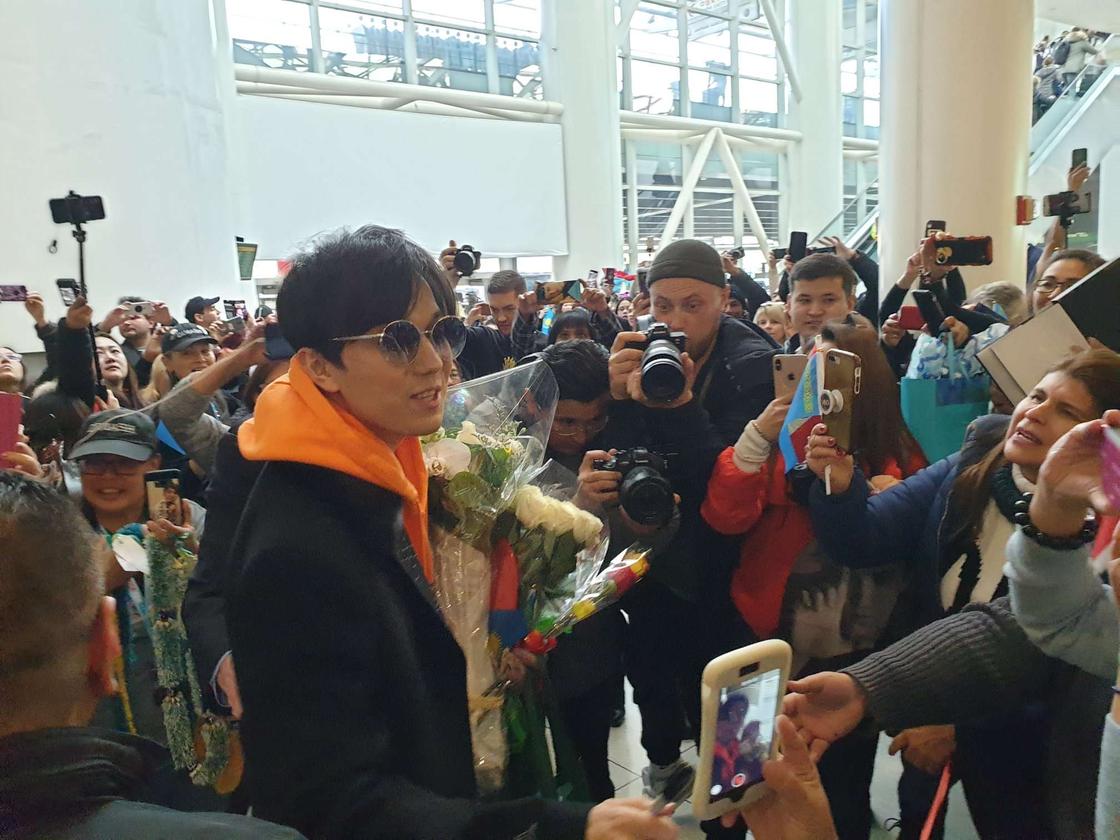 Толпа фанатов встретила Димаша Кудайбергена в аэропорту Нью-Йорка (фото, видео)