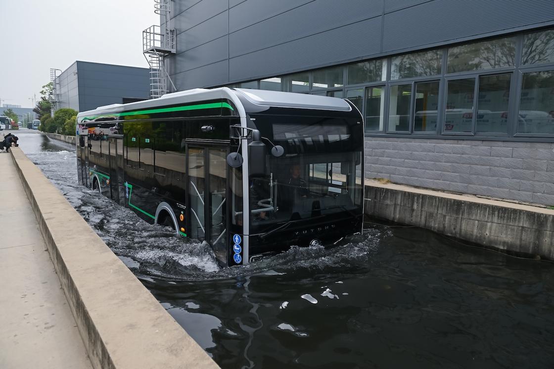 Автобус заехал в глубокую траншею с водой Автобус заехал в глубокую траншею с водой