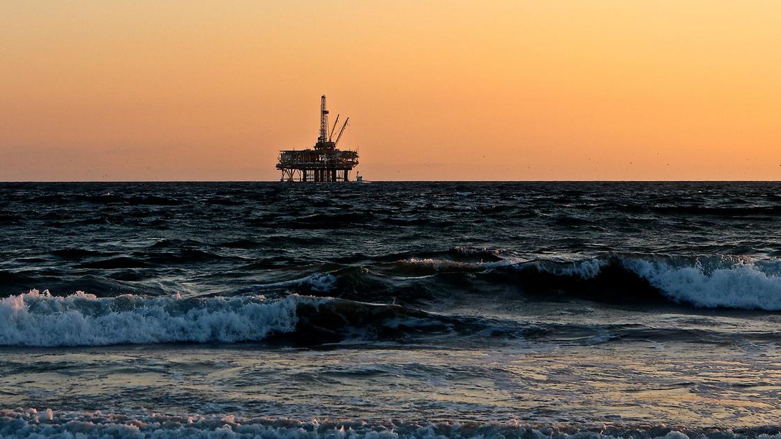 Какую часть бюджета Казахстана обеспечивает добыча нефти
