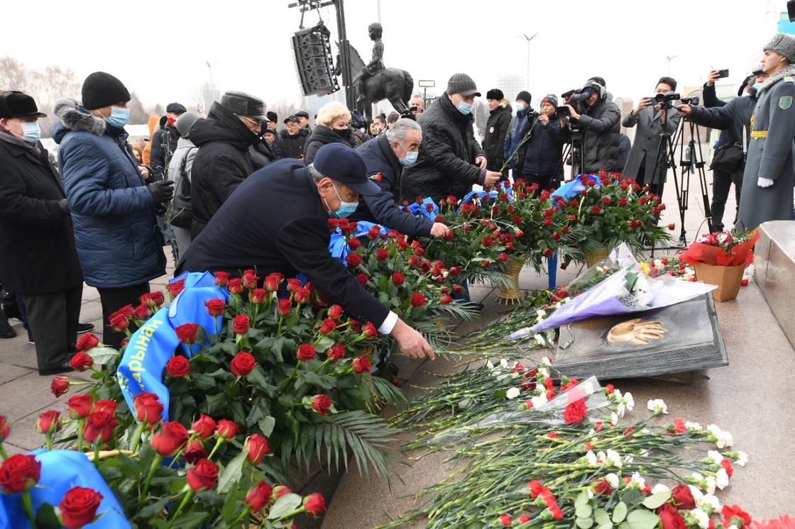 Возложение цветов в Алматы