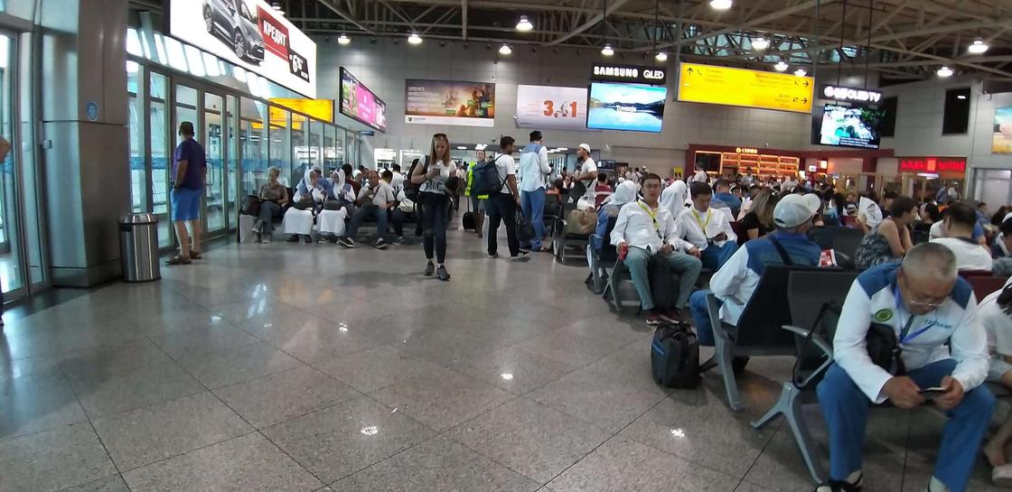Отправляющиеся в хадж создали столпотворение в аэропорту Алматы (фото)