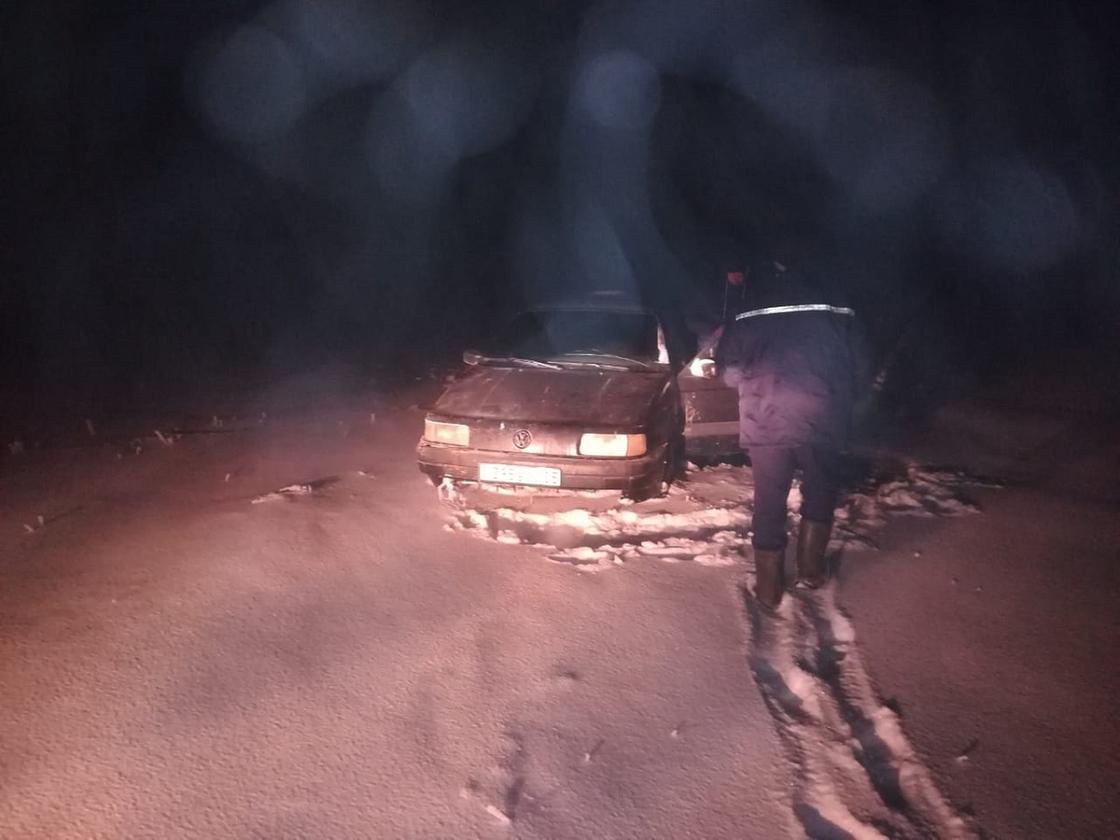 Автомобиль застрял в снегу