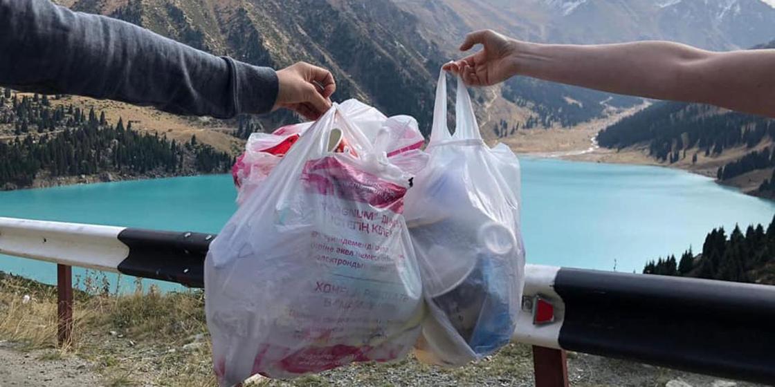 Иностранцы собрали мусор в горах Алматы
