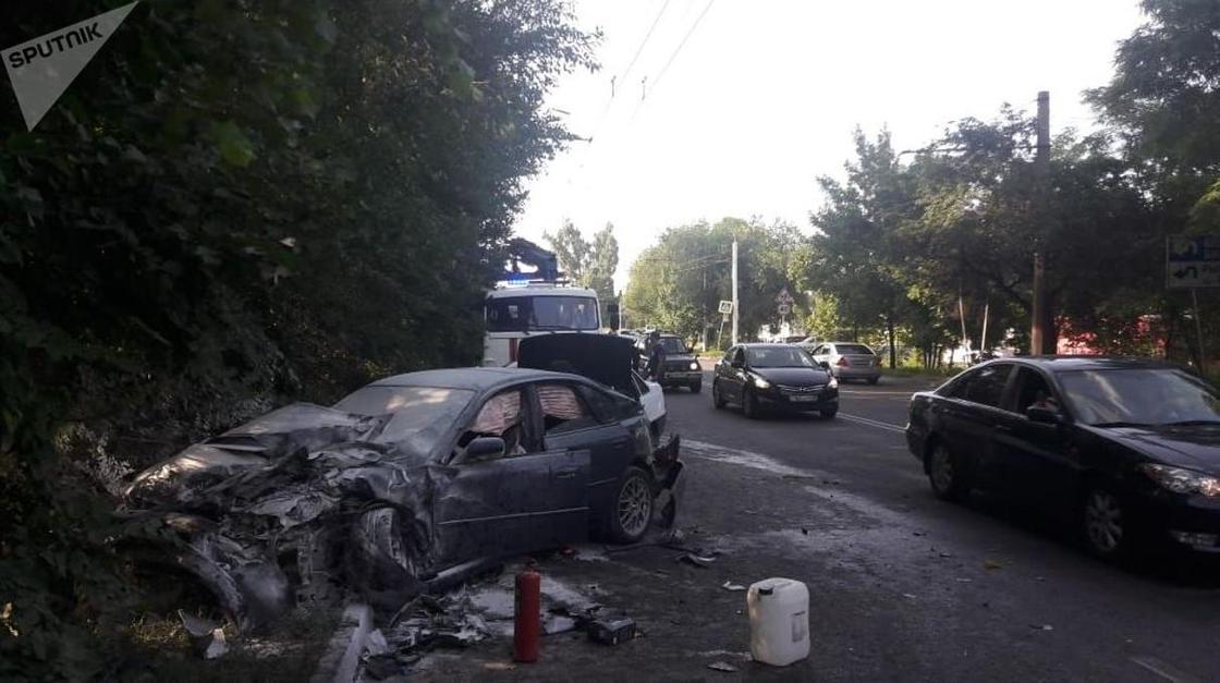 Машина загорелась: 4 человека пострадали в массовом ДТП в Алматы (фото)