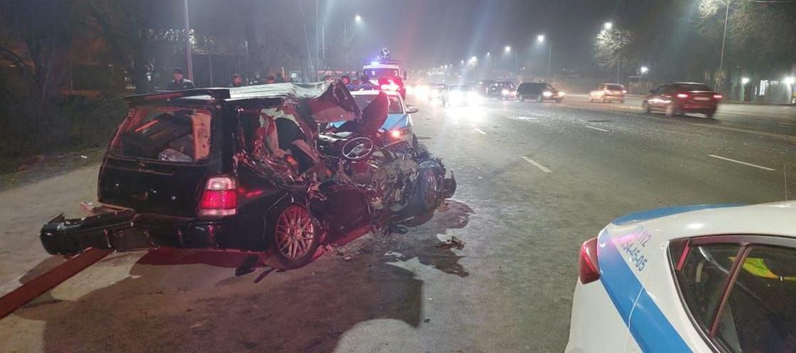 Поврежденный автомобиль на дороге в Алматы