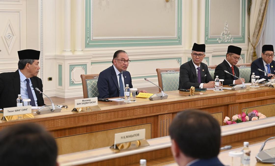 Малайзия премьер-министрі Ануар Ибрагим және малайзиялық дегелация