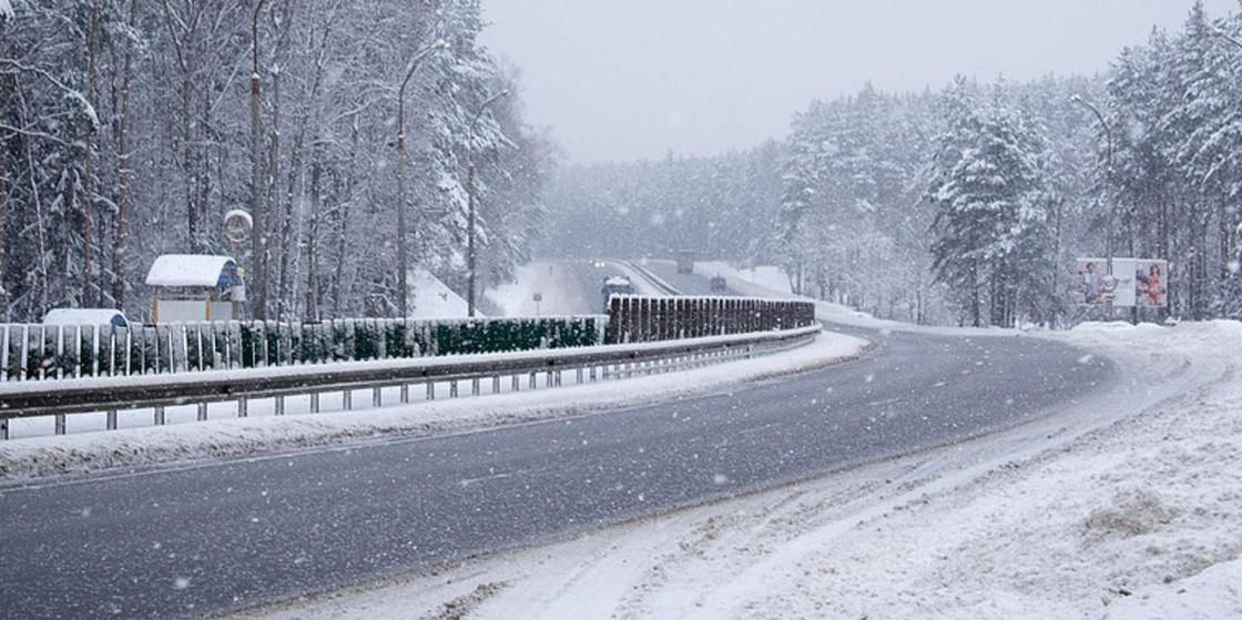 Трассы закрыли из-за коммунальщиков, не убиравших снег в Карагандинской области