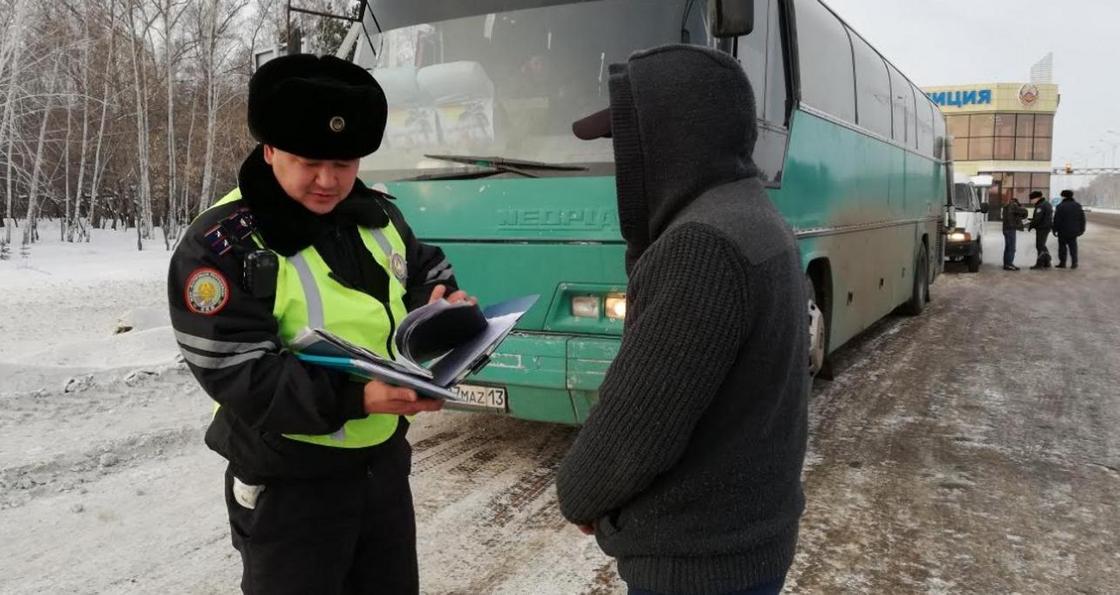 Кровать в автобусе и телефоны в руках: более 150 нарушений ПДД выявили за день в СКО (фото)