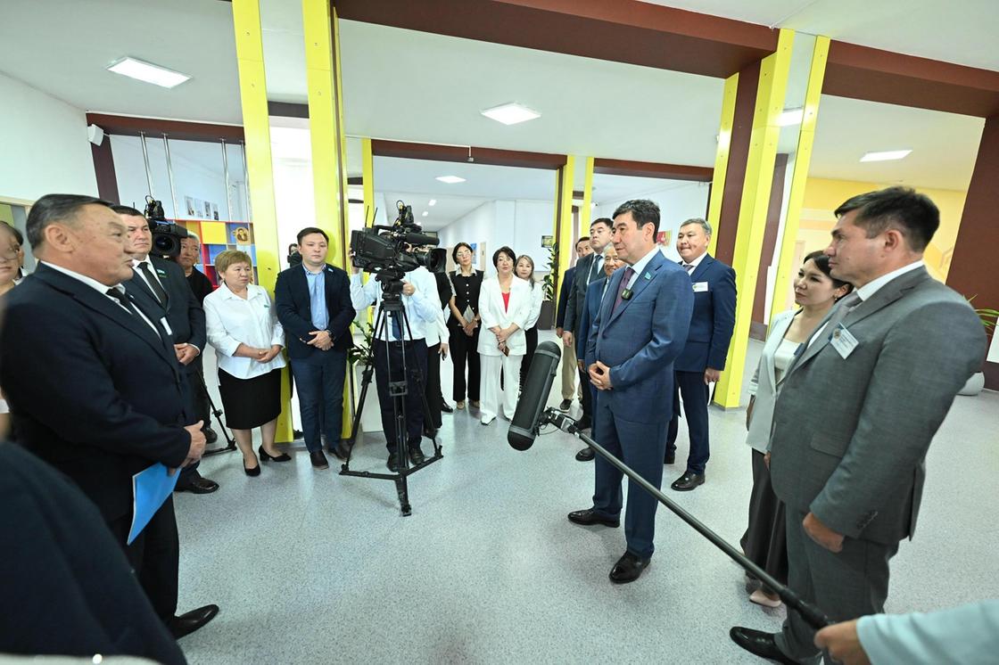 Ерлан Кошанов на встрече с представителями общественности
