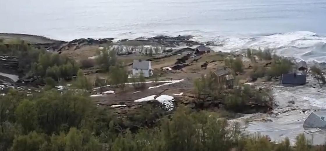Оползень отнес в море целый поселок с жилыми домами (видео)