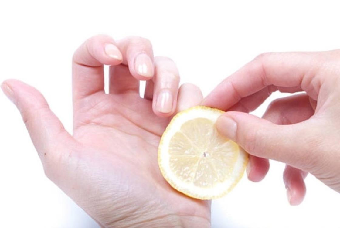 Лимон в руках