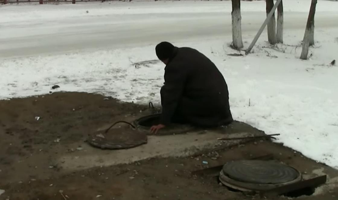 Жительница Актау вынуждена жить в колодце теплотрассы (видео)