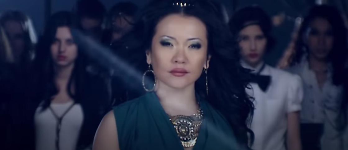 Маржан Арапбаева в клипе «Қыздар мен жігіттер» (2013)